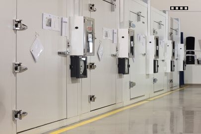 如何确保测试样本量符合法规的要求？